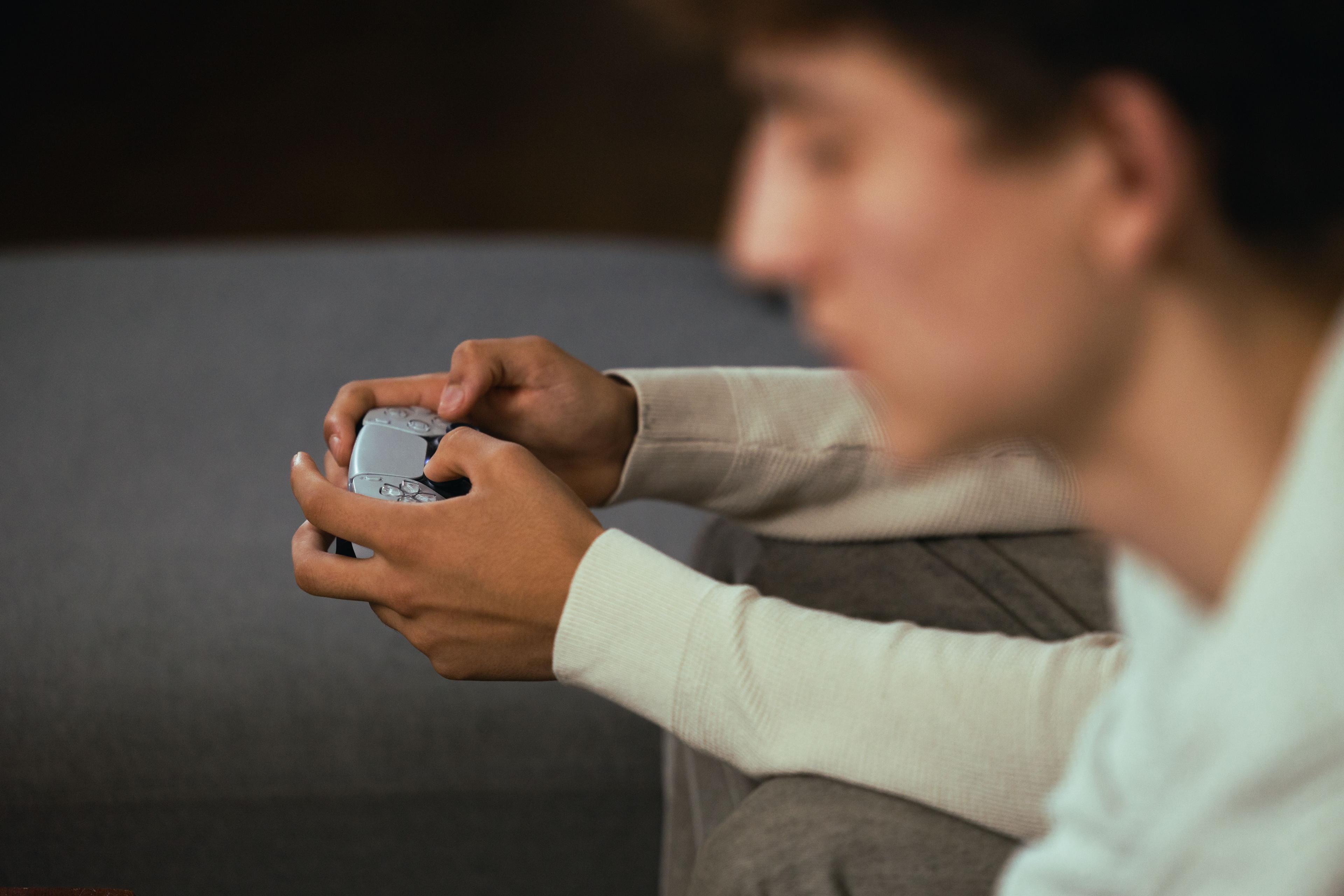 Nærbillede af teenagere der gamer 