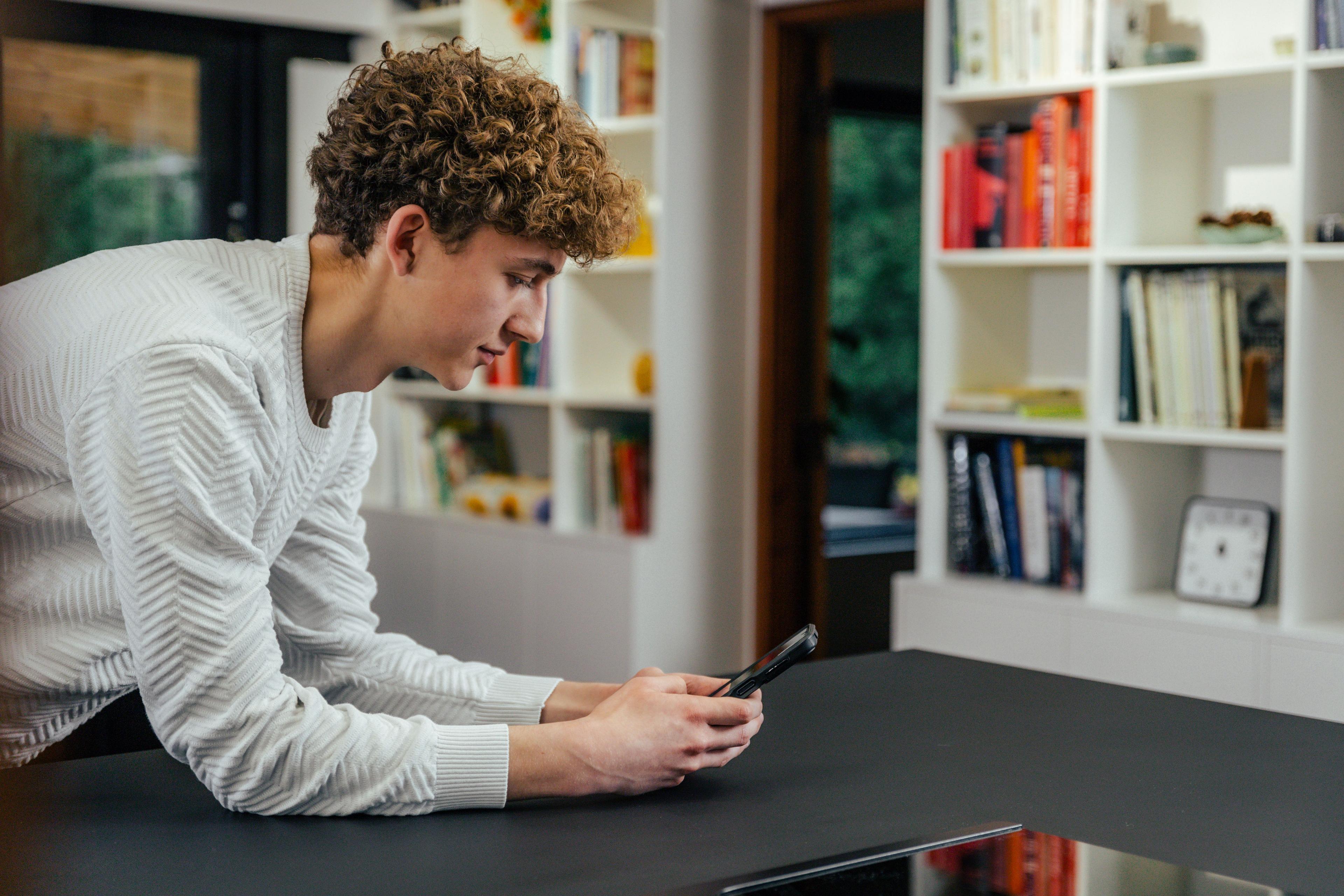 Teenager kigger på smartphone