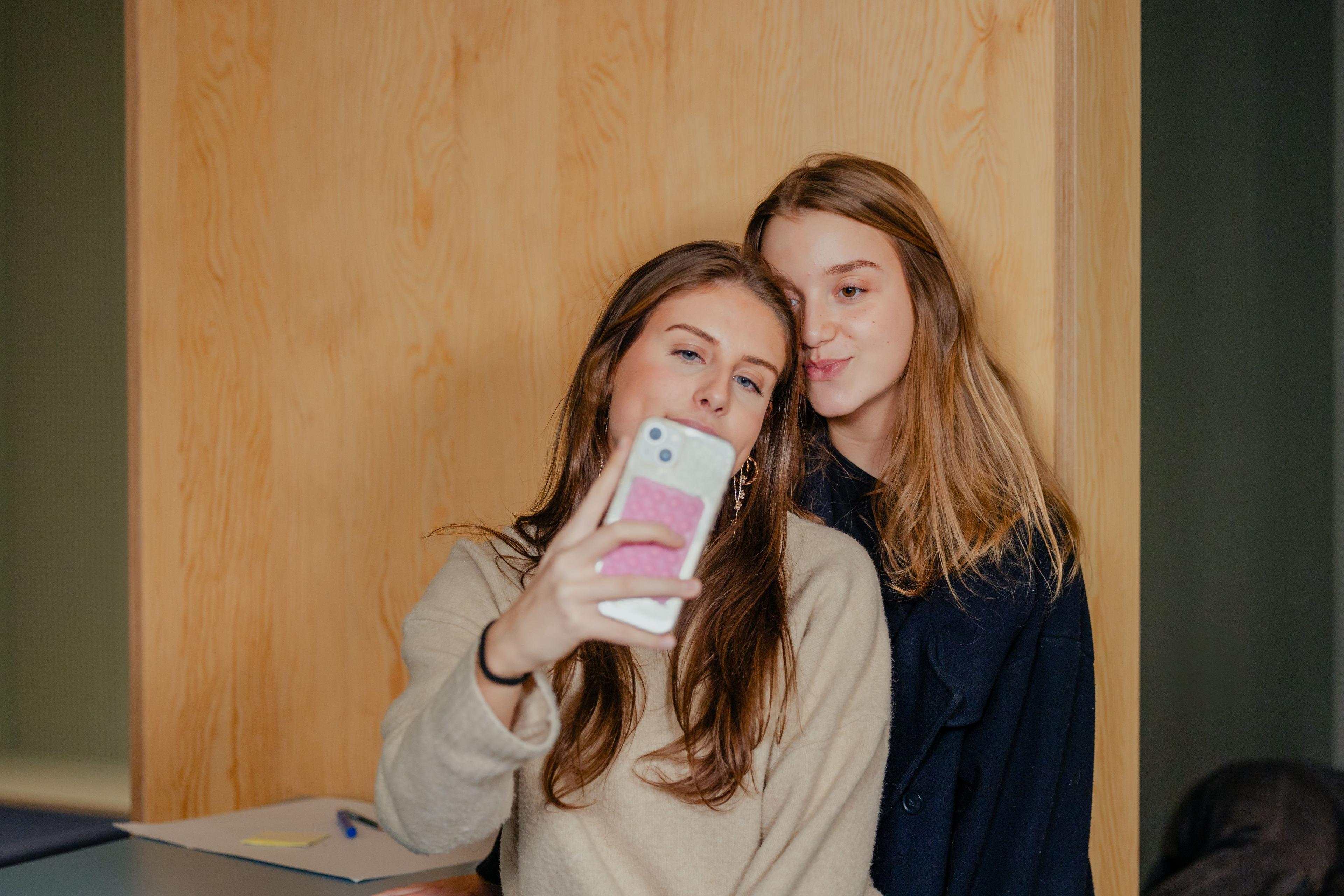 To teenagepiger som tager en selfie sammen